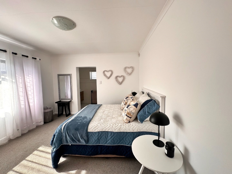 5 Bedroom Property for Sale in Fraaiuitsig Western Cape